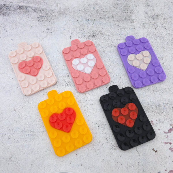 Fünf Noppie-Heart-Patch Farben als Saugnapf Handyhalterung im Überblick, Silikonhalterungen für Smartphone-Hüllen mit modernem Design