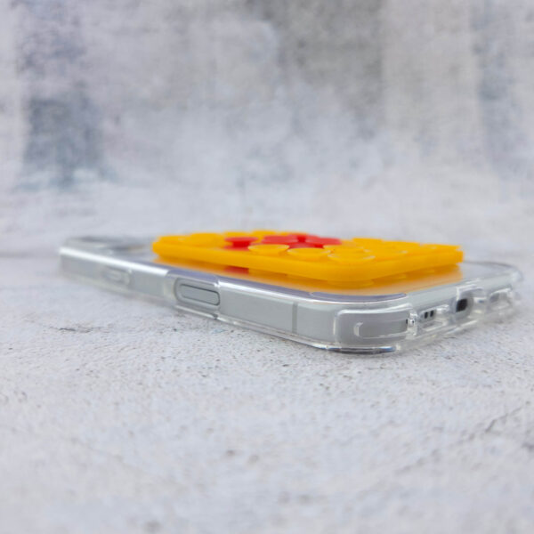 Seitliche Detailaufnahme des orangefarbenen Silikon-Patches, Smartphone Accessoire mit Saugnäpfen auf auf beiden Seiten auf Handyhülle